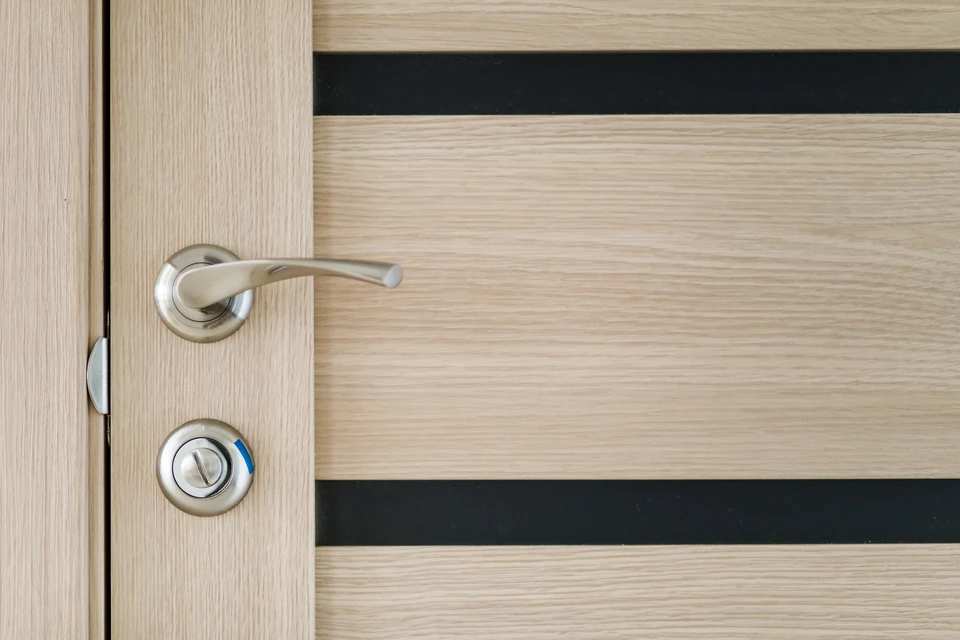 Porte d'entrée moderne en bois clair avec bande décorative noire horizontale