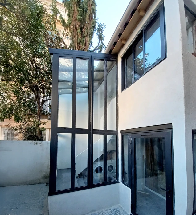 Extérieur résidentiel moderne avec extension vitrée contemporaine