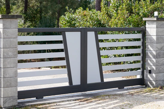 Artisan soudeur travaillant &agrave; l'ext&eacute;rieur sur une rampe d'escalier m&eacute;tallique ornementale