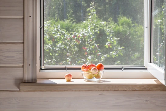 Le cordonnier sur mesure tient diff&eacute;rents rouleaux de cuir marron naturel, travaillant avec le textile en atelier