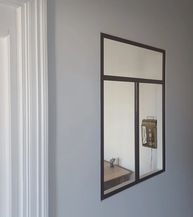 Chantier de construction d'une véranda ou extension vitrée en cours d'aménagement