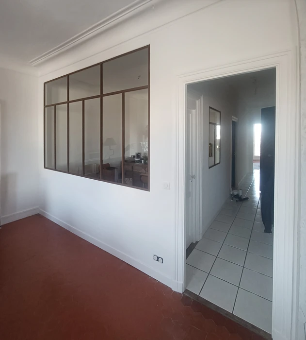 Chantier de construction d'une véranda ou extension vitrée en cours d'aménagement