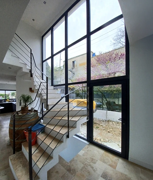 Chantier de construction d'une véranda ou extension vitrée en cours d'aménagement