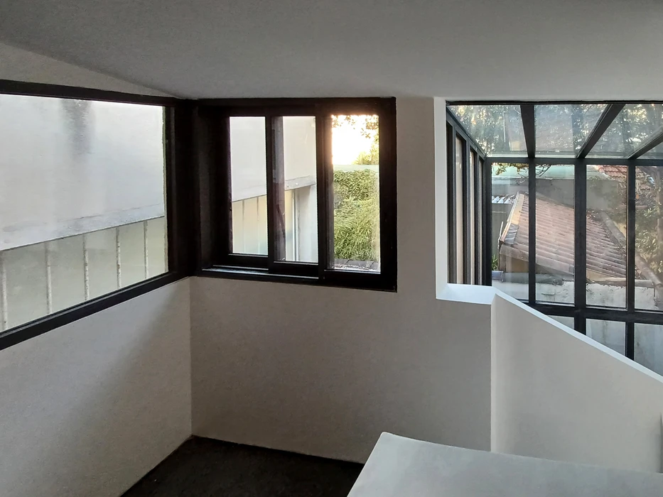 Terrasse moderne d'appartement avec baie vitrée coulissante ouverte donnant sur balcon