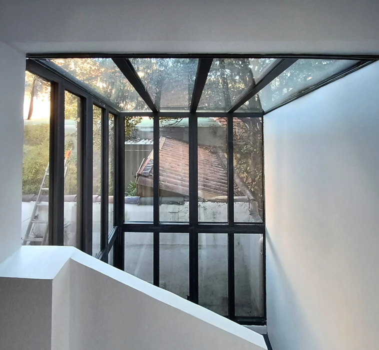 Chantier de construction d'une véranda ou extension vitrée en cours d'aménagement