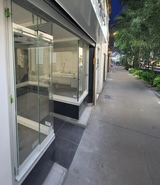 Chantier de construction d'une véranda ou extension vitrée en cours d'aménagement