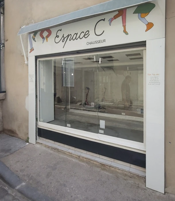 Chantier de construction d'une véranda ou extension vitrée en cours d'aménagement