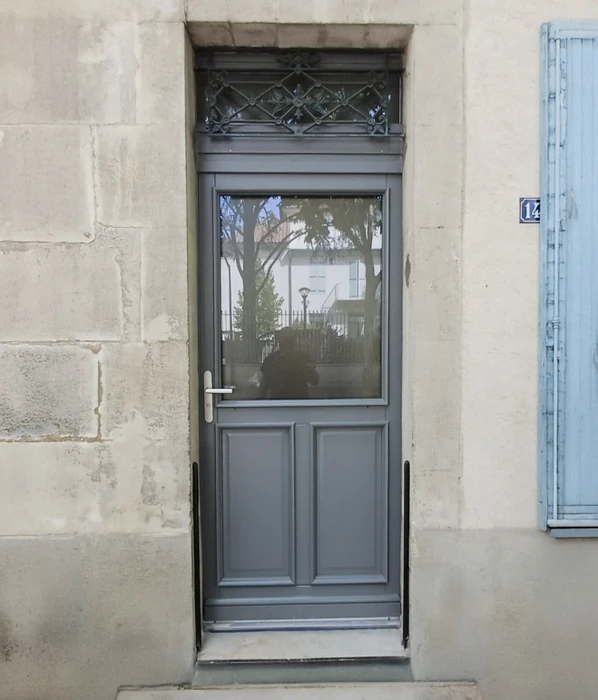 Chantier de construction d'une véranda ou extension vitrée en cours d'aménagement