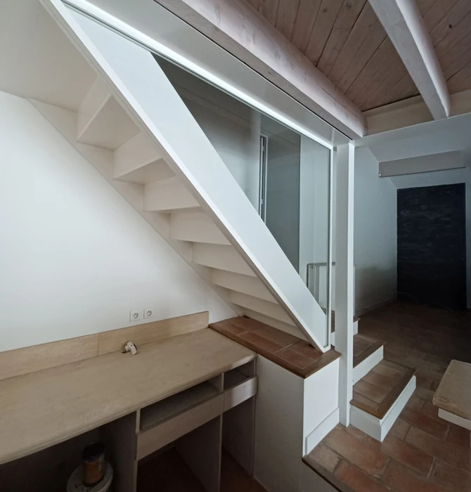 Chantier de construction d'une véranda ou extension vitrée en cours d'aménagement