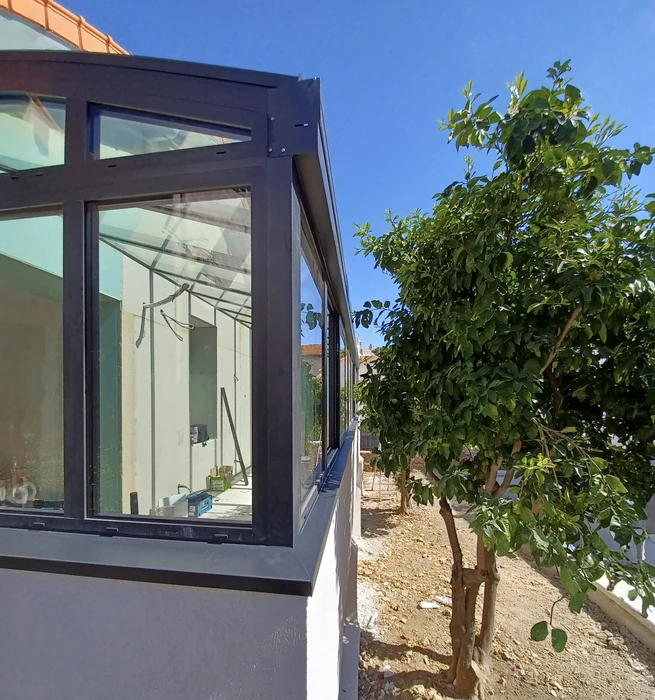 Chantier de construction d'une véranda ou extension vitrée en cours d'aménagement