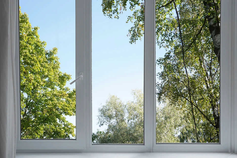 Extérieur automobile ensoleillé montrant une voiture blanche stationnée