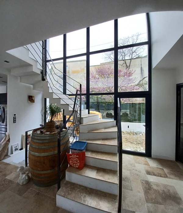 Véranda moderne avec structure métallique noire et verrière