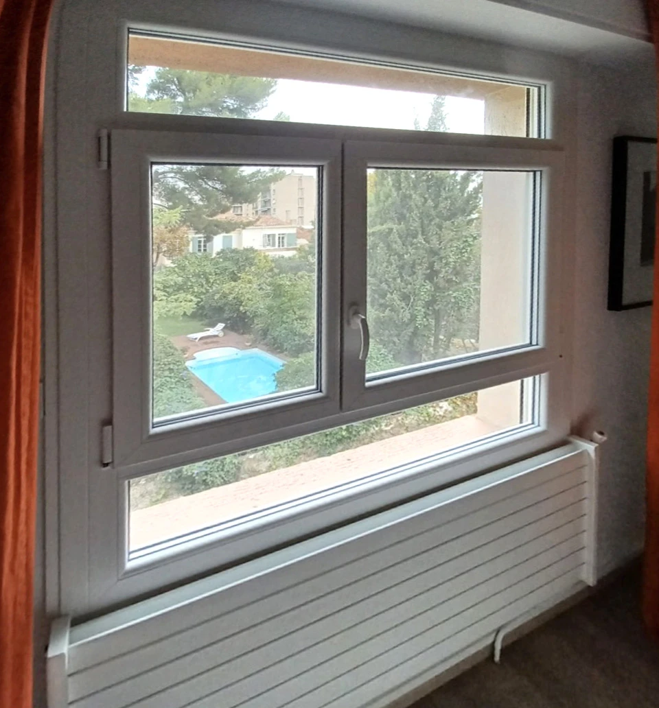 Véranda moderne avec structure métallique noire et verrière