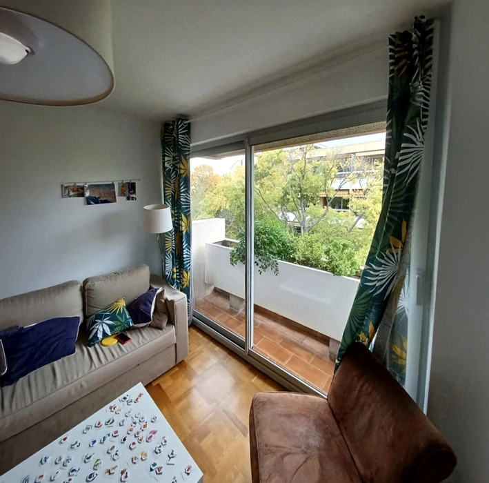 Terrasse moderne d'appartement avec vue panoramique sur paysage urbain et montagnes