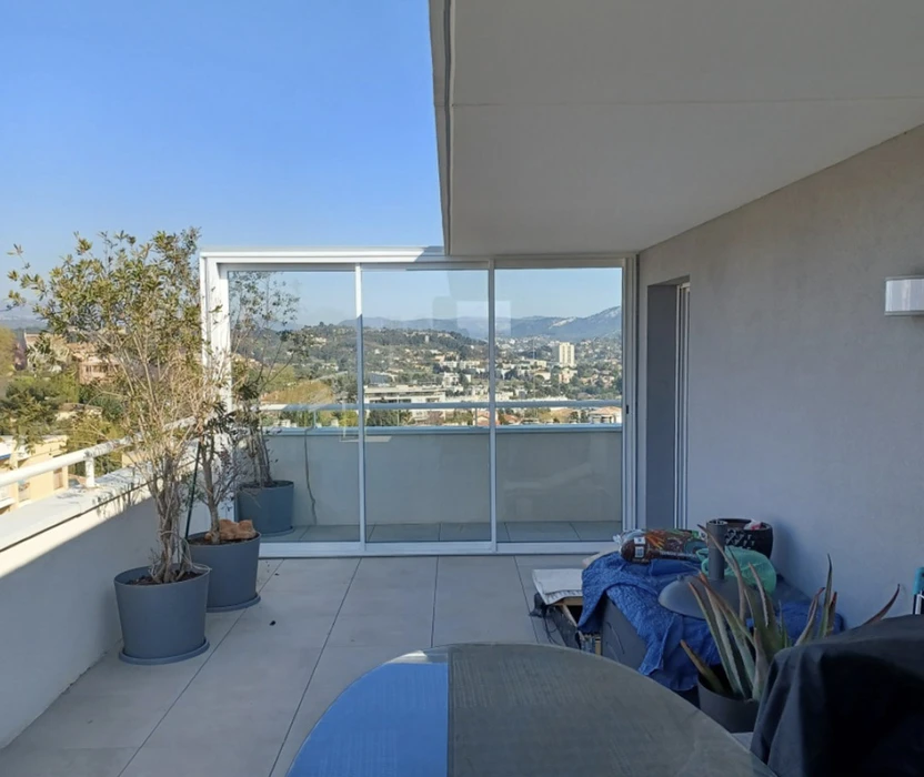 Véranda moderne avec structure métallique noire et verrière