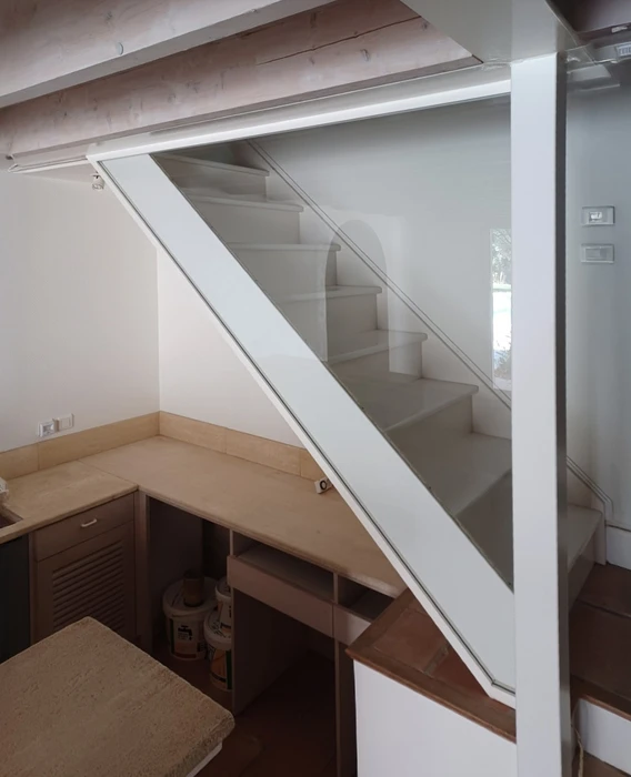 Véranda moderne avec structure métallique noire et verrière