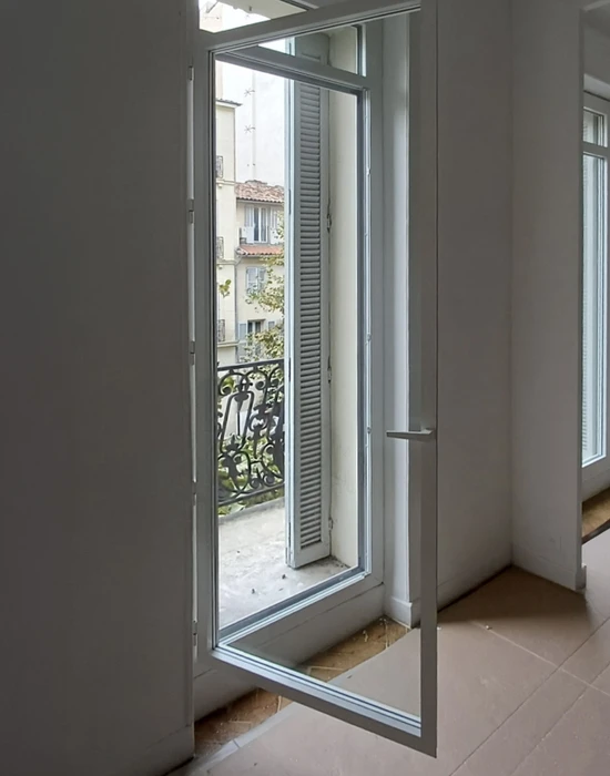 Véranda moderne avec structure métallique noire et verrière