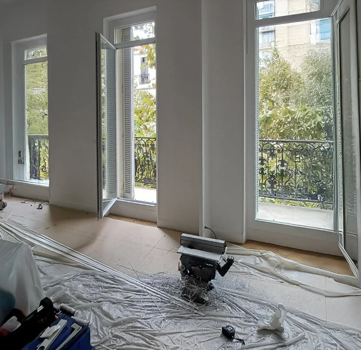 Véranda moderne avec structure métallique noire et verrière