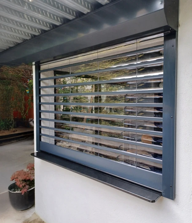 Atelier d'artisan menuisier avec outils traditionnels en bois disposés sur établi