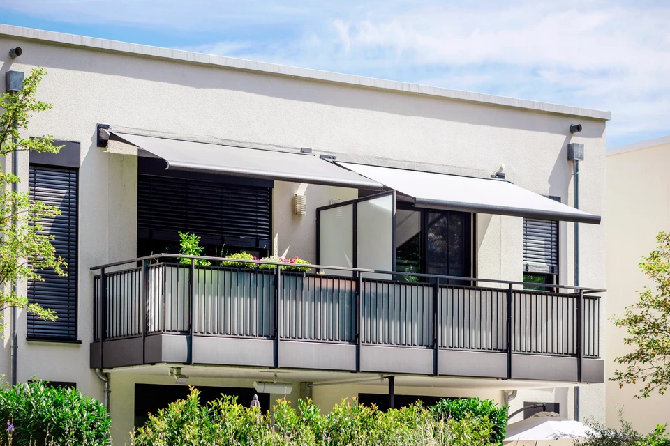 Surface textile noire avec motif tissé diagonal répétitif créant un effet de profondeur et de texture