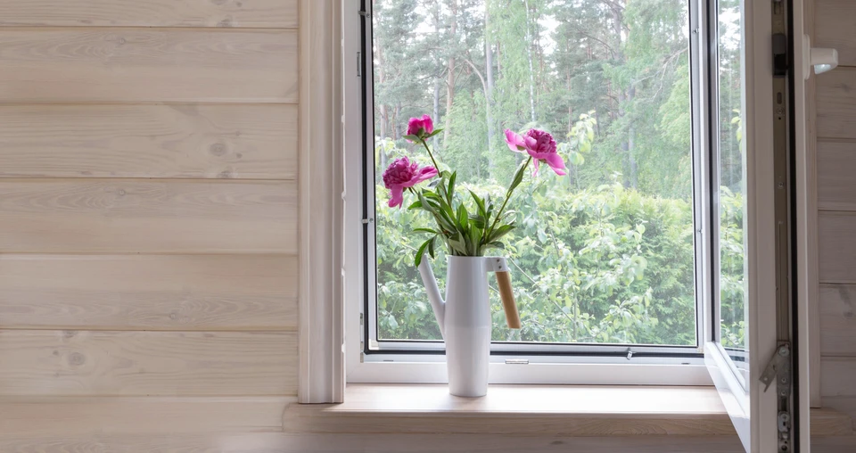 Intérieur moderne avec grandes baies vitrées donnant sur jardin tropical