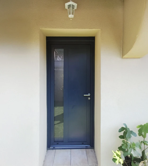 Terrasse couverte moderne avec volet roulant métallique à lames orientables en position semi-ouverte