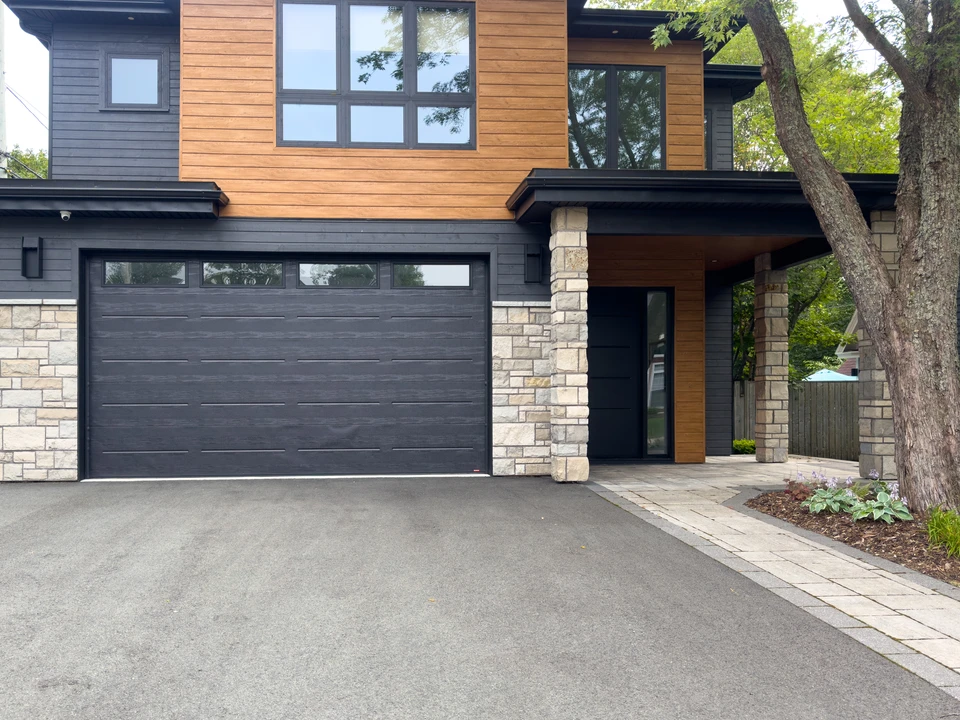 Contracteurs Installant, Réparant, Insultant La Porte De Garage