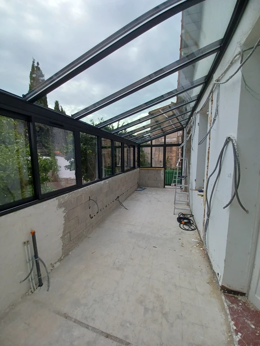 Entrée résidentielle extérieure avec porte-fenêtre cintrée en aluminium anthracite