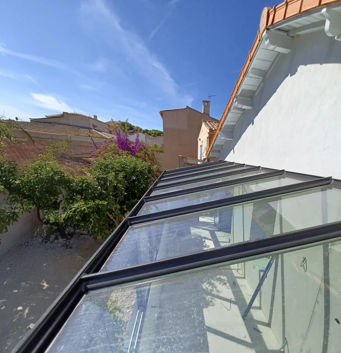 Entrée résidentielle extérieure avec porte-fenêtre cintrée en aluminium anthracite