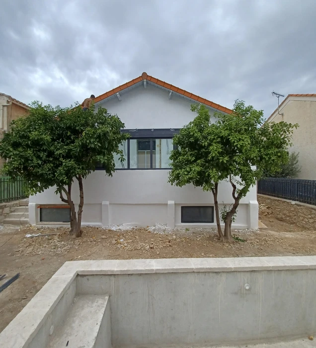 Extérieur résidentiel moderne avec extension vitrée contemporaine