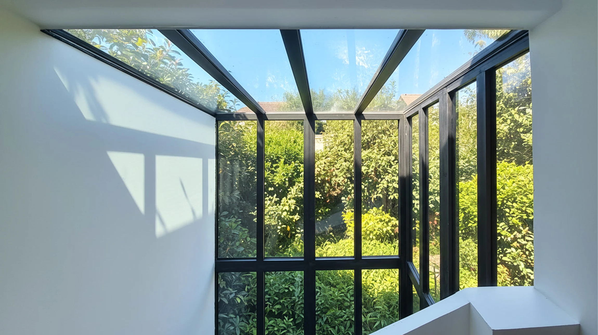 Atelier de menuiserie avec femme artisane souriante travaillant le bois &agrave; l'&eacute;tabli
